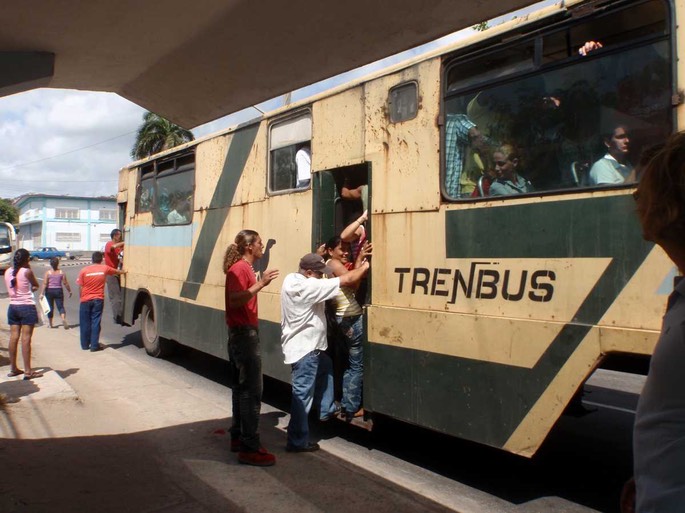 Nueva Gerona - voller Bus [Desktop Auflösung]